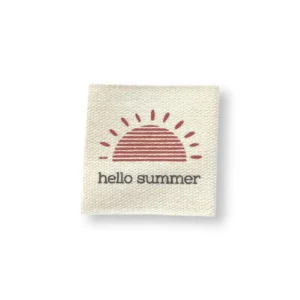 Baumwoll-Labels Bild einer Sonne und dem Schriftzug Hello Summer