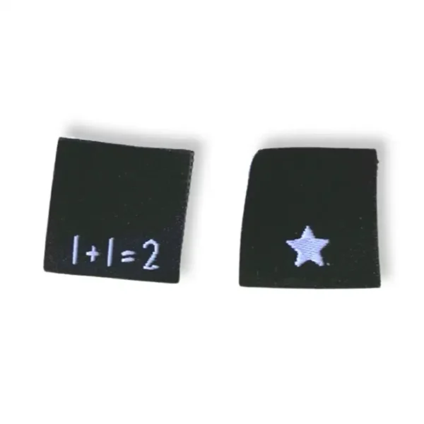 schwarzes Weblabel mit Aufdruck 1+1=2. schwarzes Weblabel mit Aufdruck Stern
