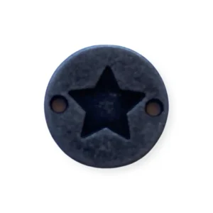 Metalllabel rund mit einem eingestanzten Stern. In der Farbe schwarz-metallic.