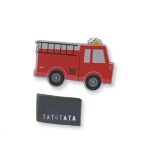 Aufnäher Set bestehend aus einem Iron-on Web-Patch in Form eines Feuerwehrautos und einem schwarzen Weblabel mit der Aufschrift tatütata