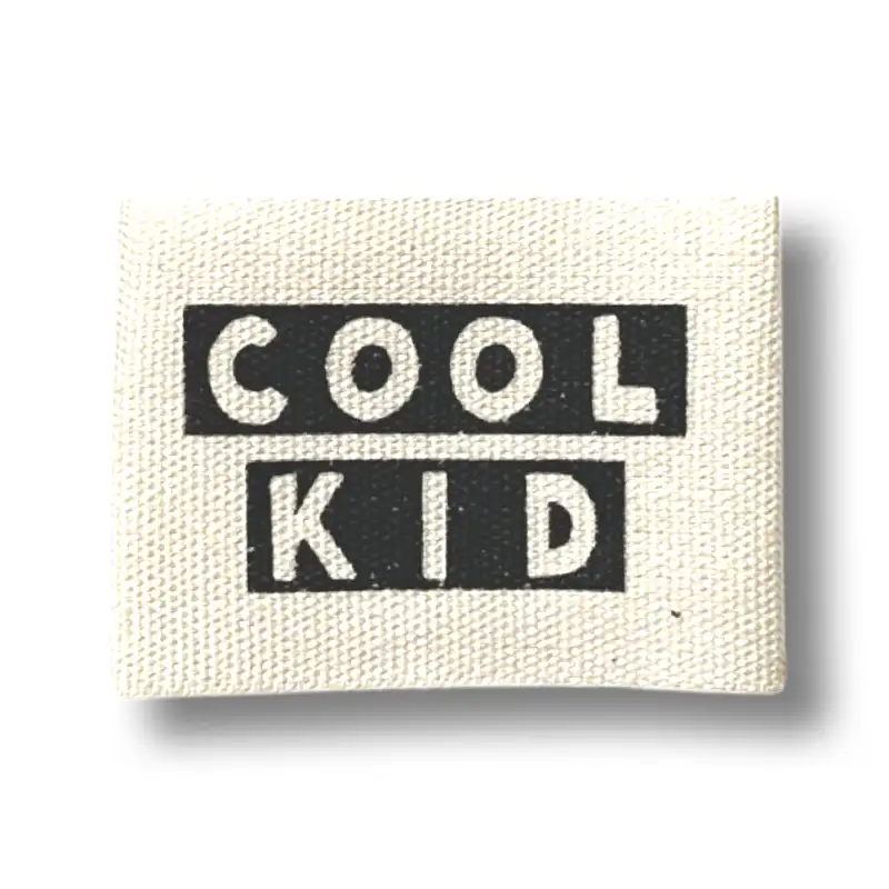 quadratisches Baumwoll-Label mit Aufdruck "cool Kid"