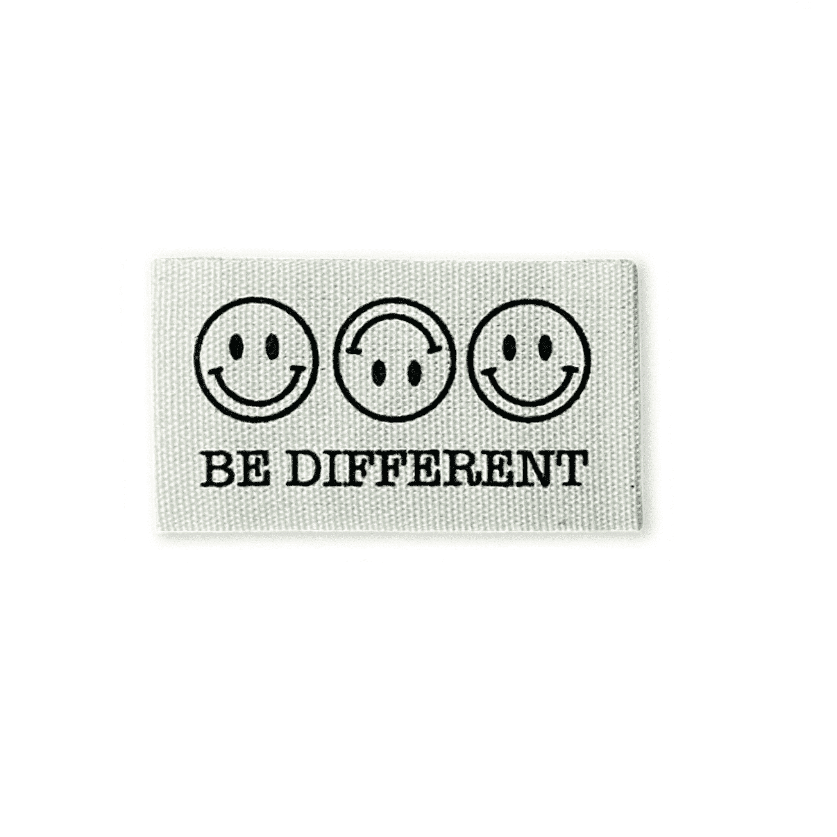2 Baumwoll-Labels "be different smiley"