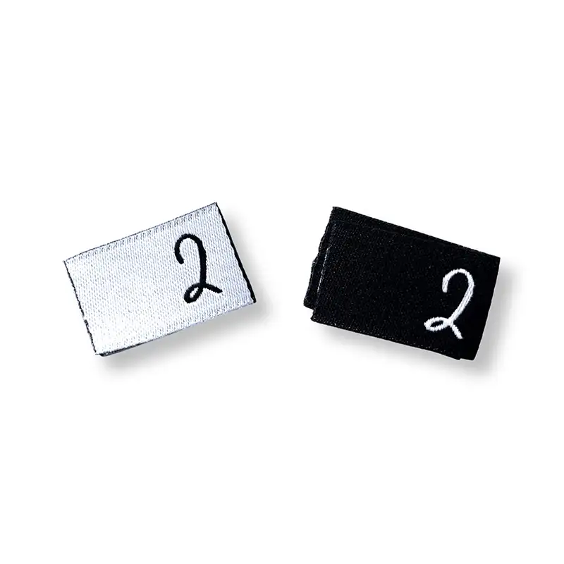 Weblabels weiß und schwarz mit dem Aufdruck Ziffer 2