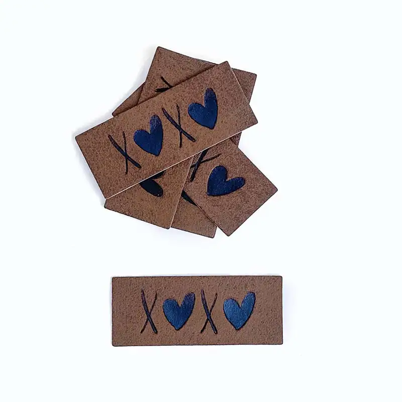 Aufnäher Kunstleder XOXO statt O ist jeweils ein Herz